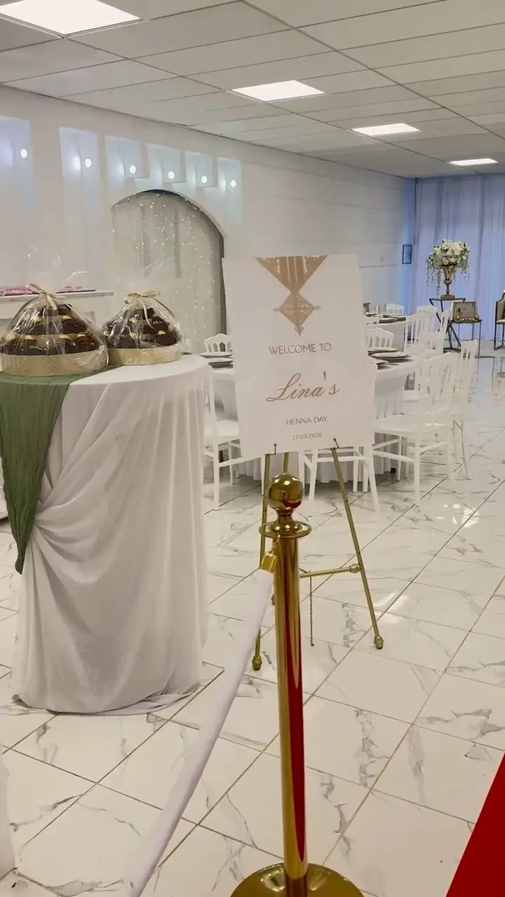 Table d’accueil drapée de blanc et de vert