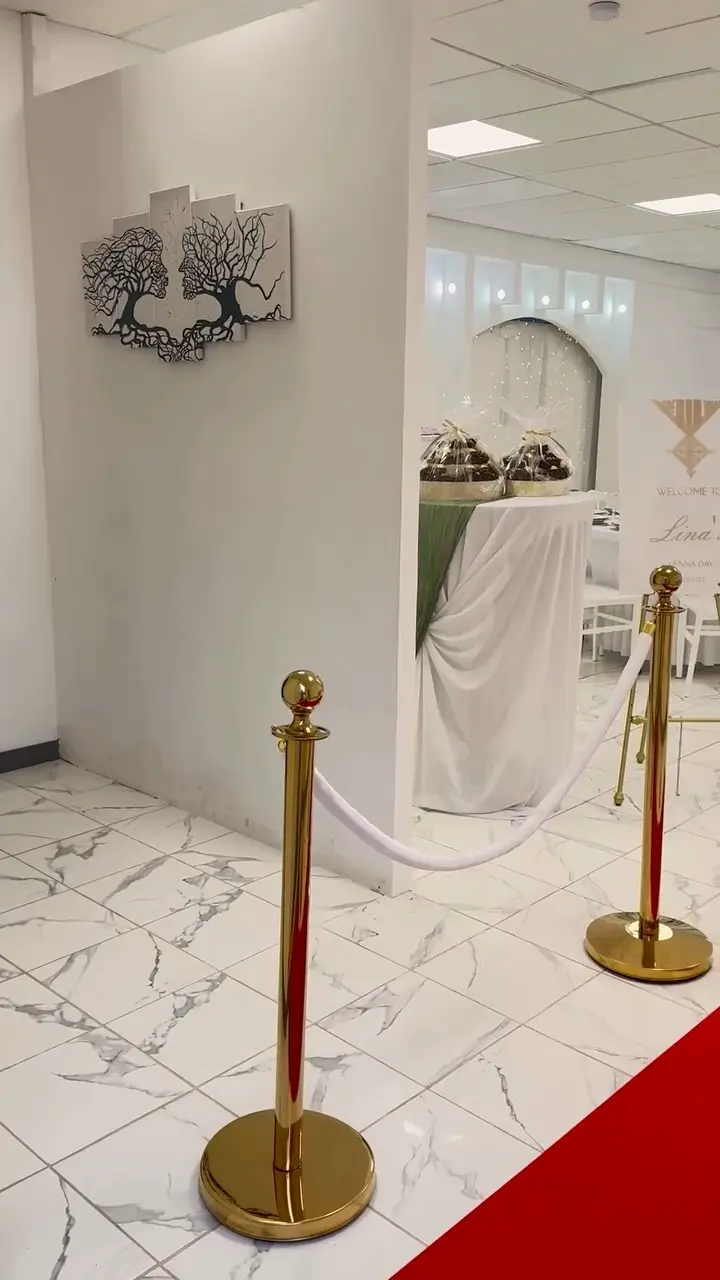 Tapis rouge et potelets dorés à l’entrée de la salle